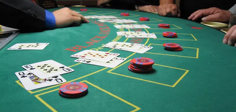 Tùy theo quân bài mình đang nắm giữ, người chơi sẽ có cách chơi Blackjack phù hợp để giảm thiểu rủi ro